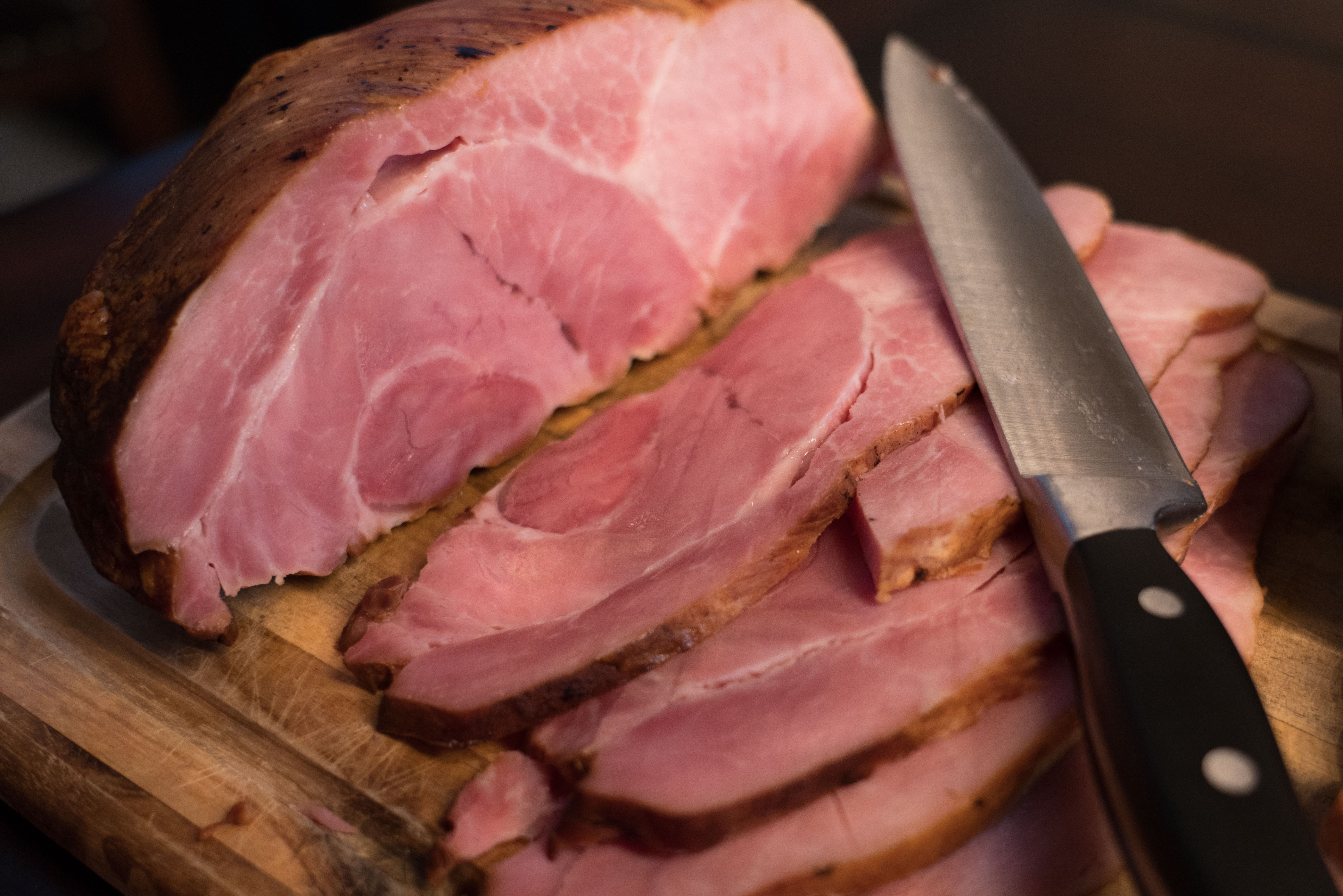 Ham and a knife on a cutting board 